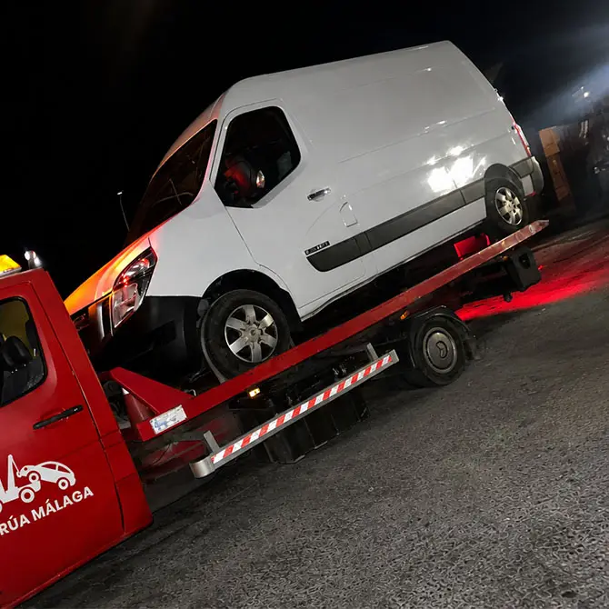servicio de grua realizado de noche en malaga